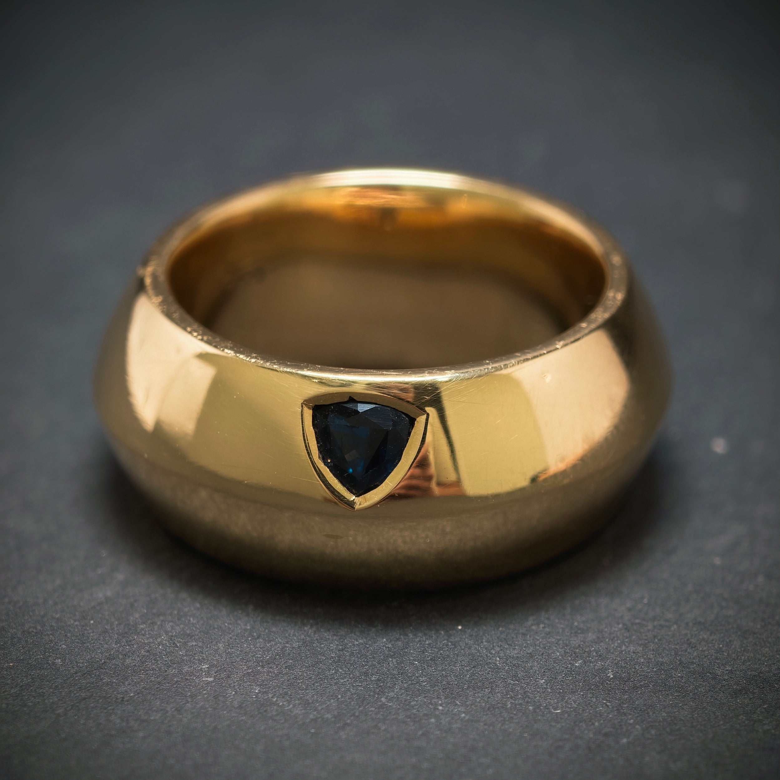 Ring 750/- Gelbgold mit 1 Saphir