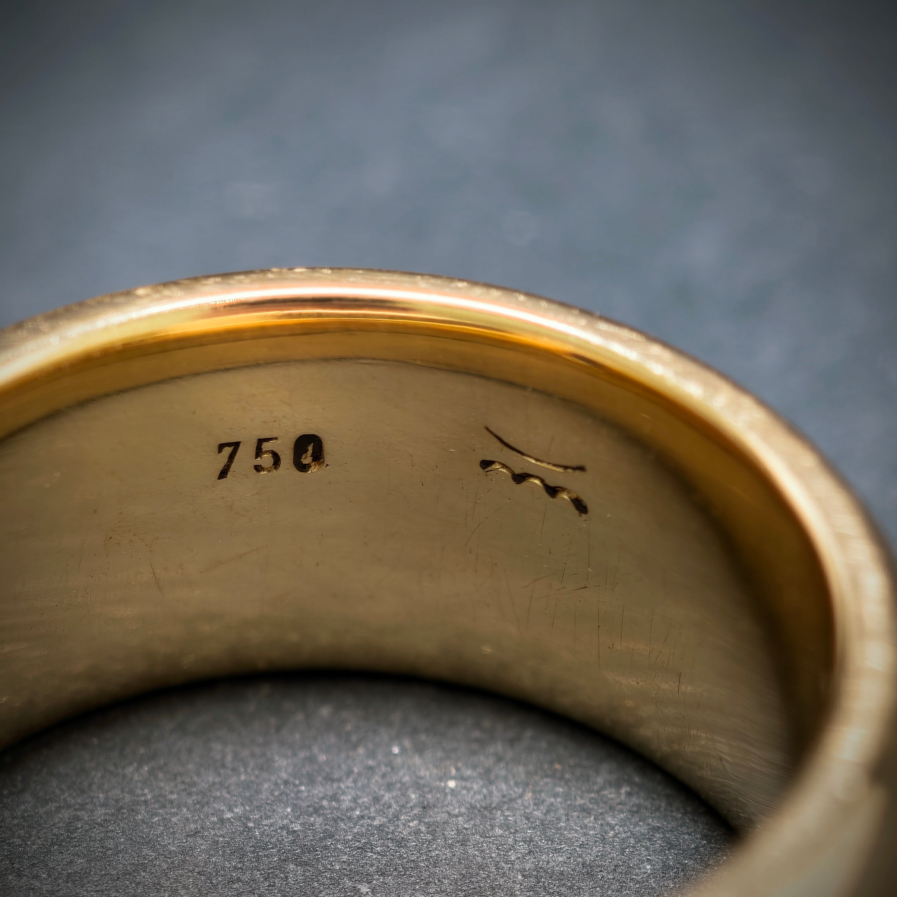 Ring 750/- Gelbgold mit 1 Saphir