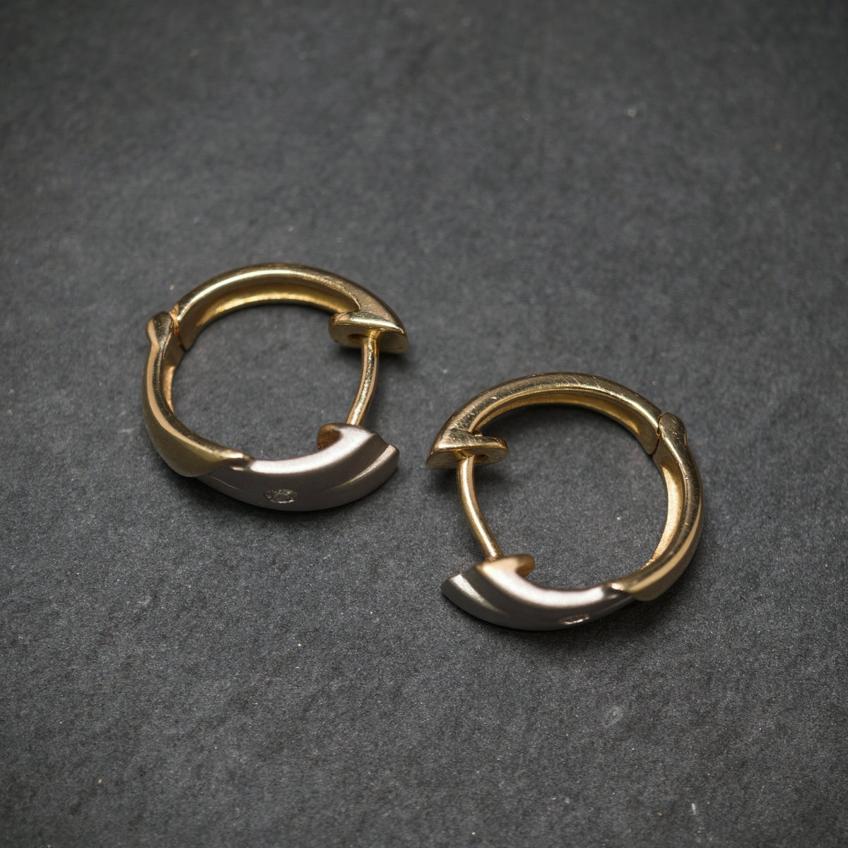 Handgefertigte Creolen 585/- Gelbgold rhodiniert mit 2 Brillanten