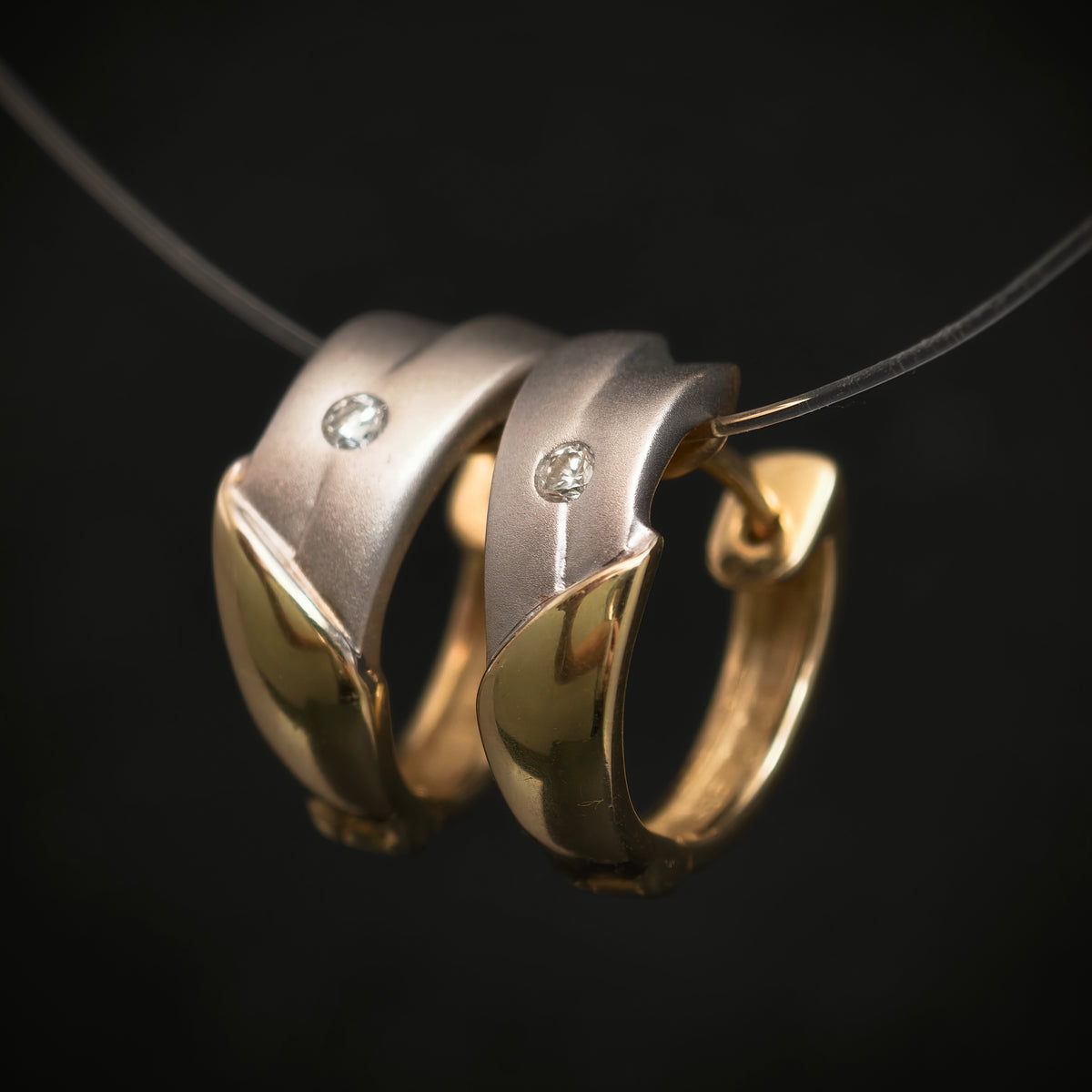 Handgefertigte Creolen 585/- Gelbgold rhodiniert mit 2 Brillanten