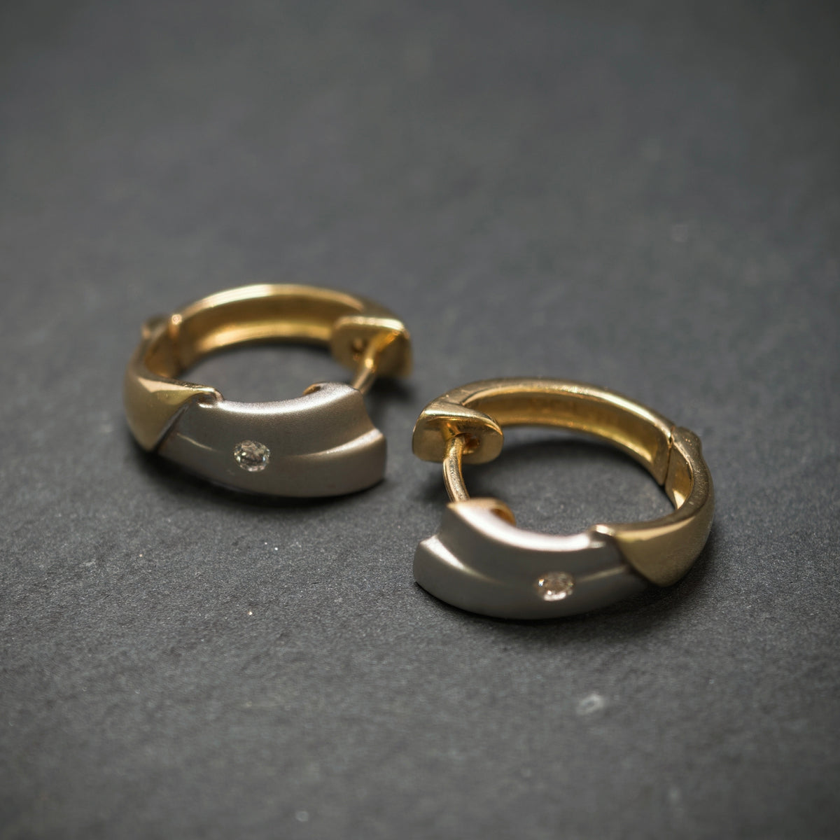 Handgefertigte Creolen 585/- Gelbgold rhodiniert mit 2 Brillanten