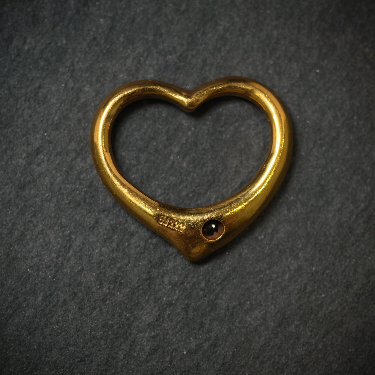 Handgefertigter Anhänger ,,Herz'' 333/- Gelbgold mit 1 Diamant