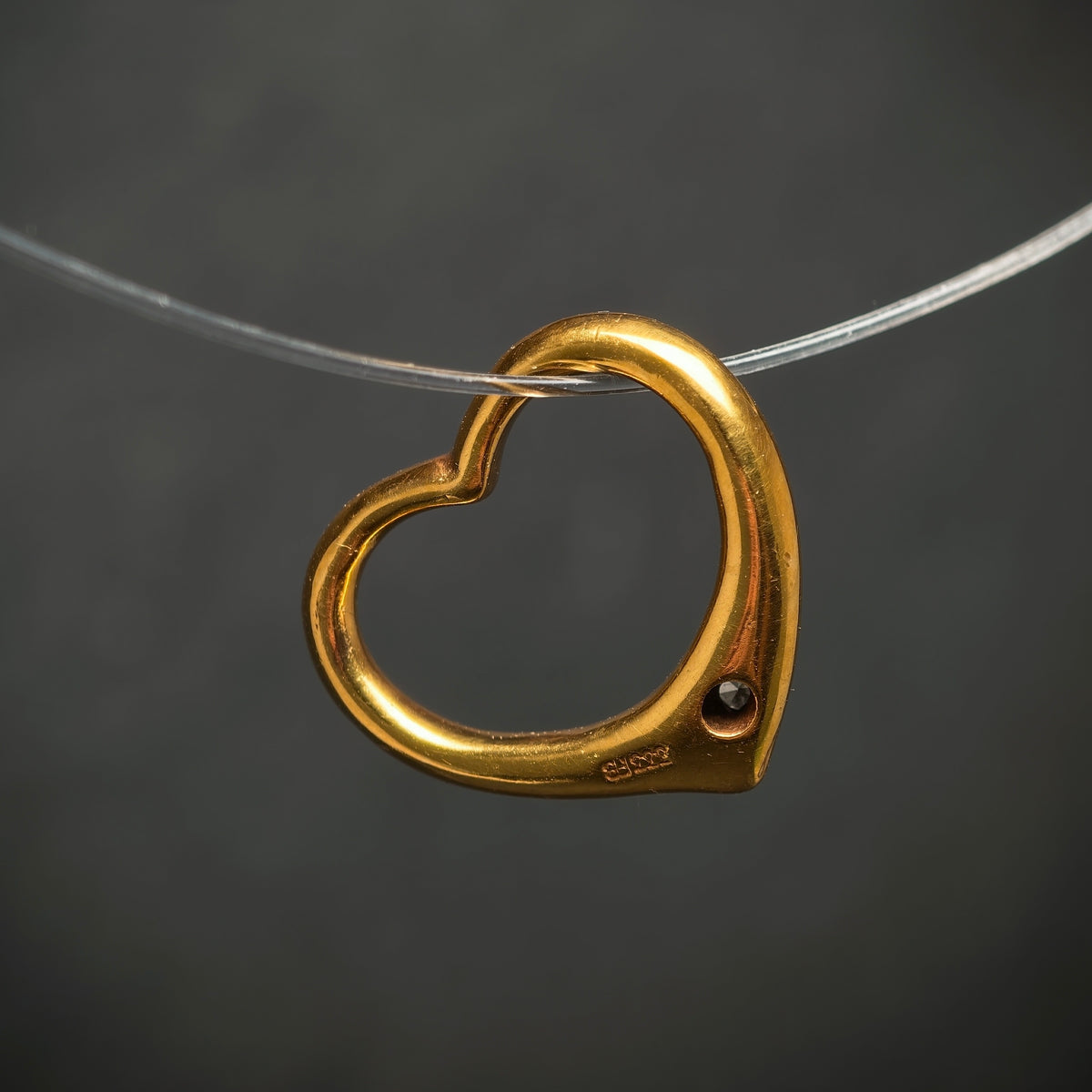 Handgefertigter Anhänger ,,Herz'' 333/- Gelbgold mit 1 Diamant