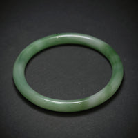 Handgefertigter Jade Armreif