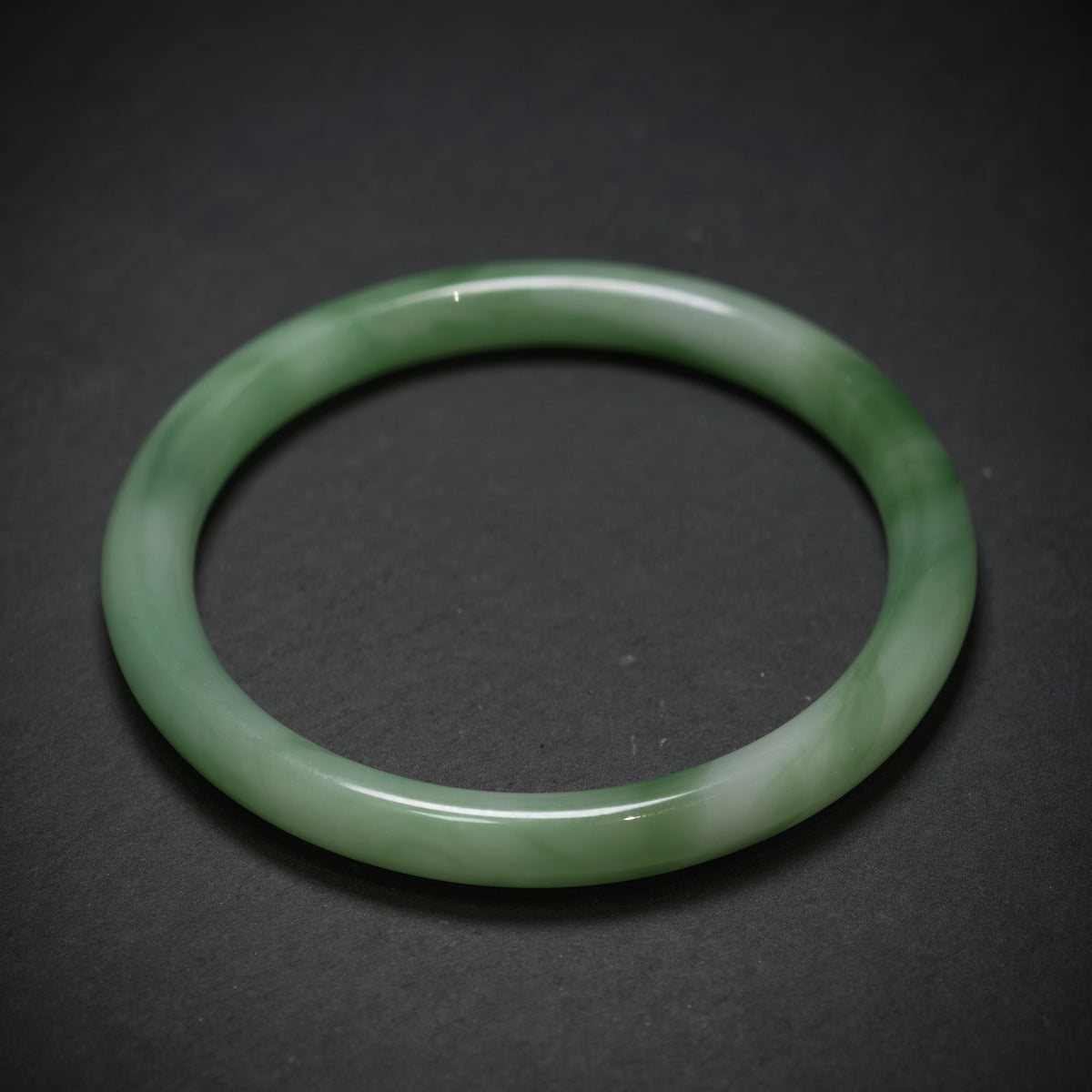 Handgefertigter Jade Armreif