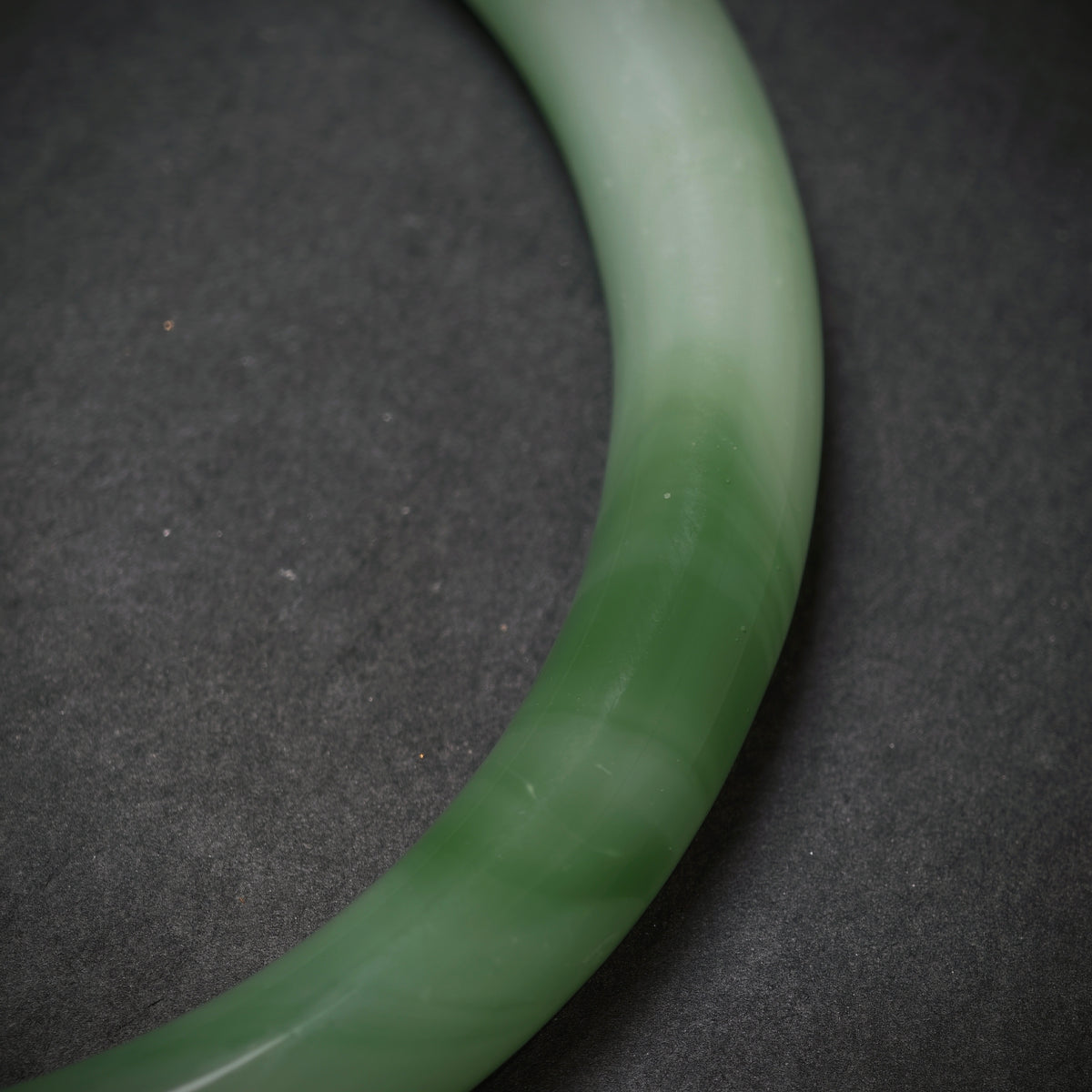 Handgefertigter Jade Armreif