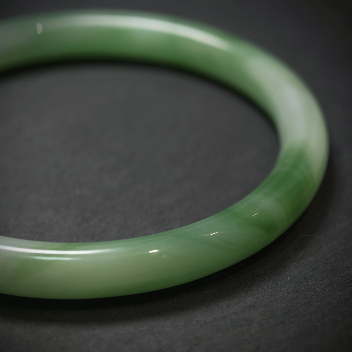 Handgefertigter Jade Armreif