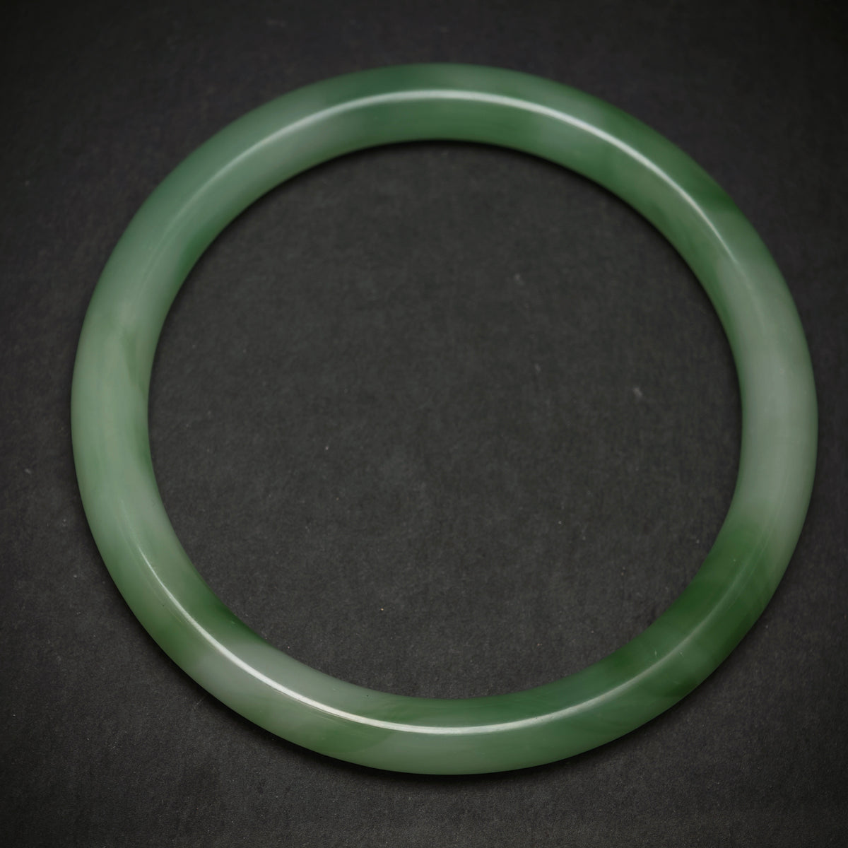 Handgefertigter Jade Armreif