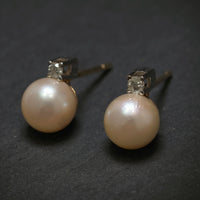 Ohrstecker 585/- Gelbgold mit 2 Diamanten und 2 Süßwasserperlen