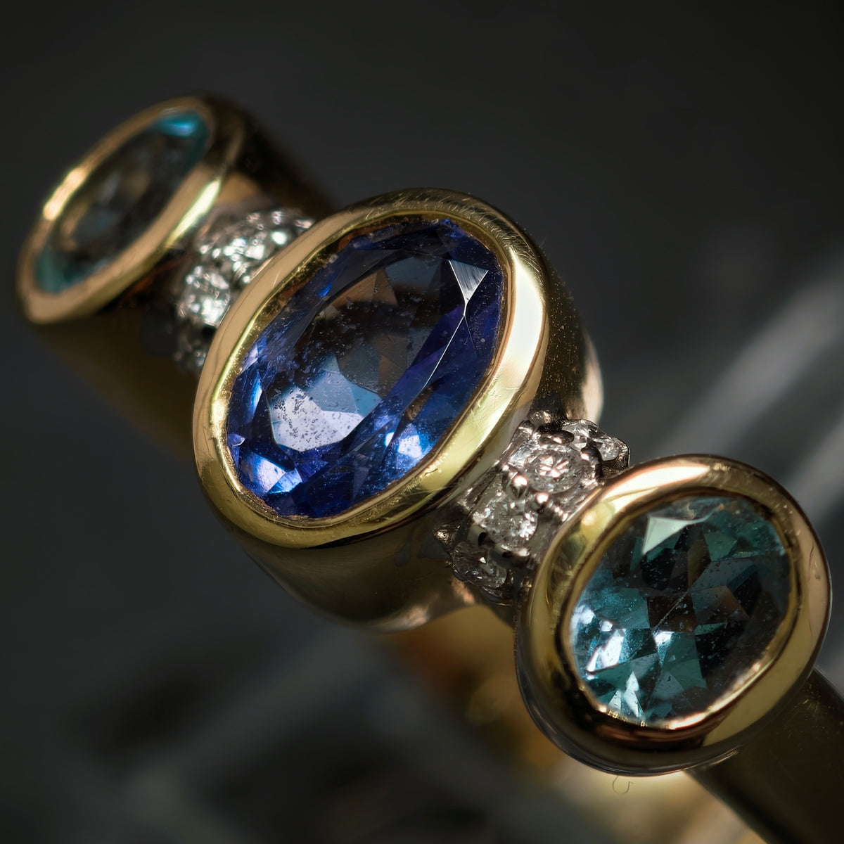 Ring 585/- Gelbgold mit 1 Tansanit 2 Blautopase und 8 Diamanten