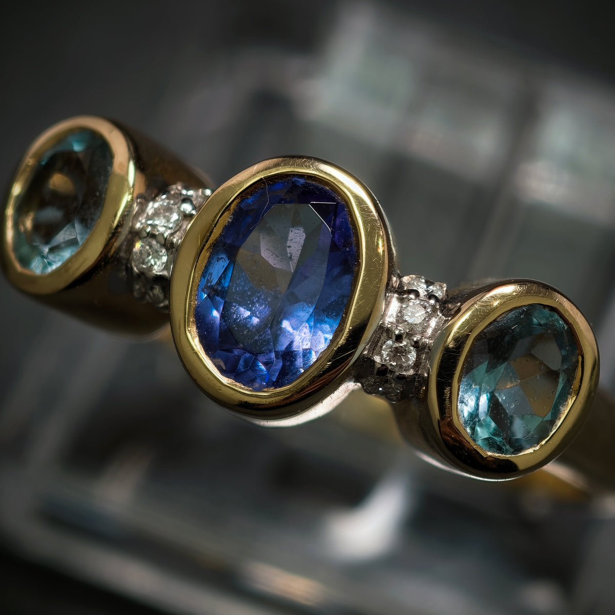 Ring 585/- Gelbgold mit 1 Tansanit 2 Blautopase und 8 Diamanten