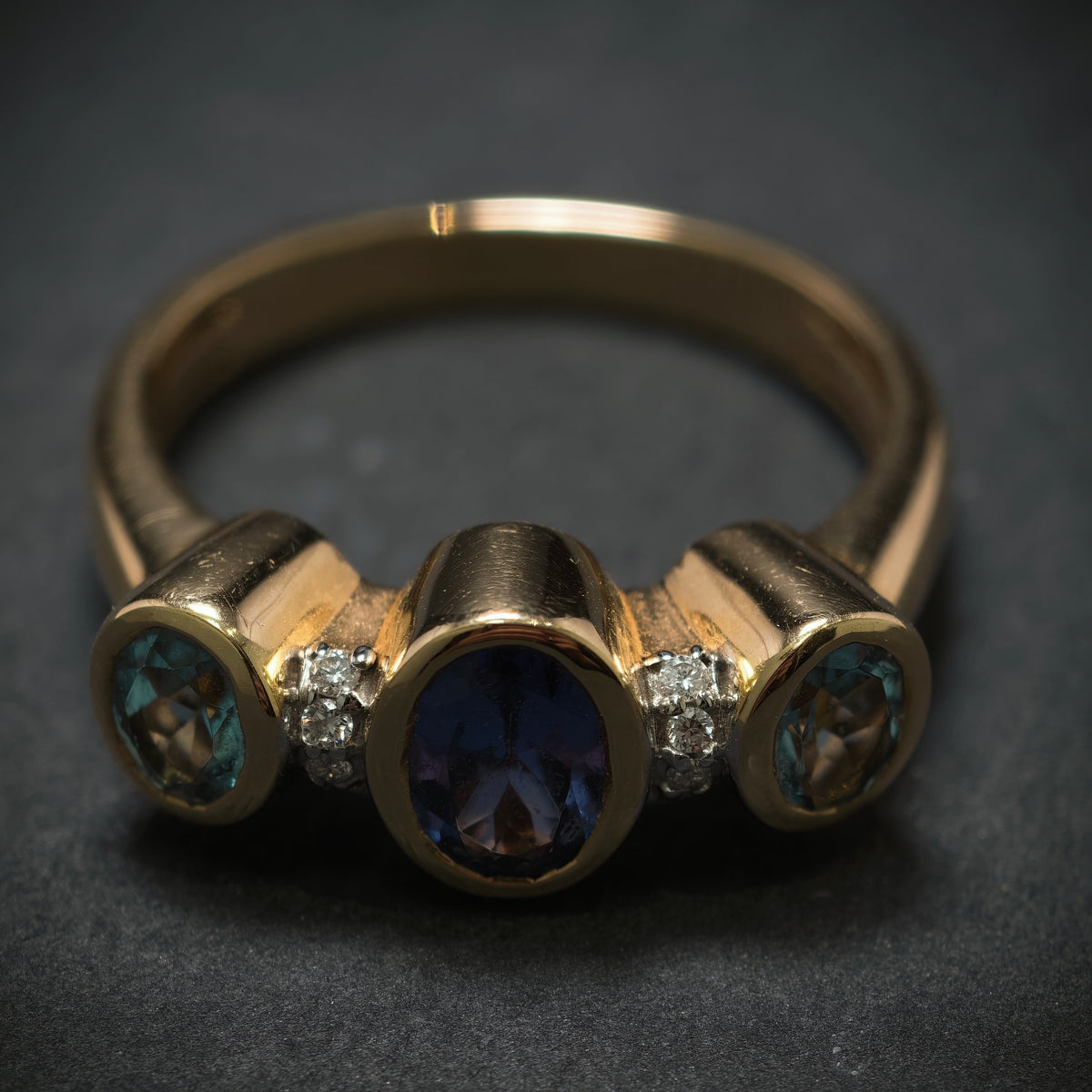 Ring 585/- Gelbgold mit 1 Tansanit 2 Blautopase und 8 Diamanten