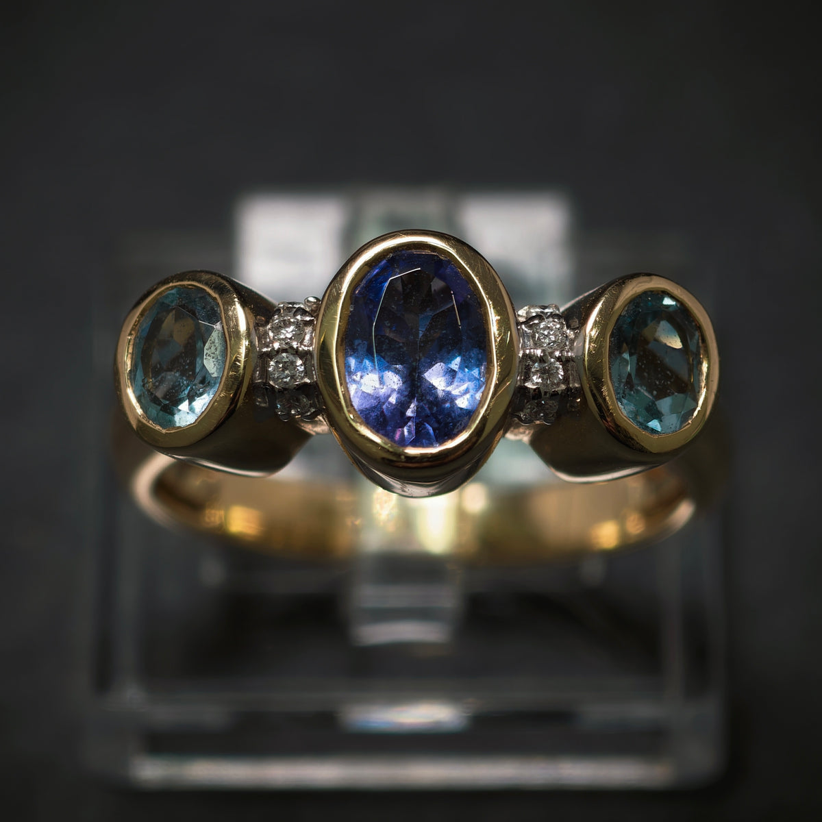 Ring 585/- Gelbgold mit 1 Tansanit 2 Blautopase und 8 Diamanten