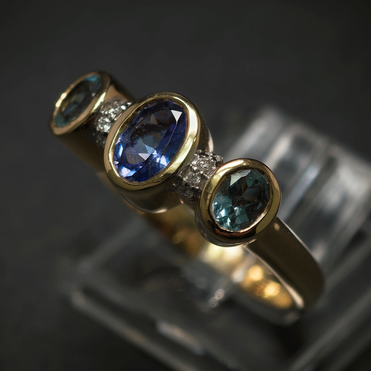 Ring 585/- Gelbgold mit 1 Tansanit 2 Blautopase und 8 Diamanten