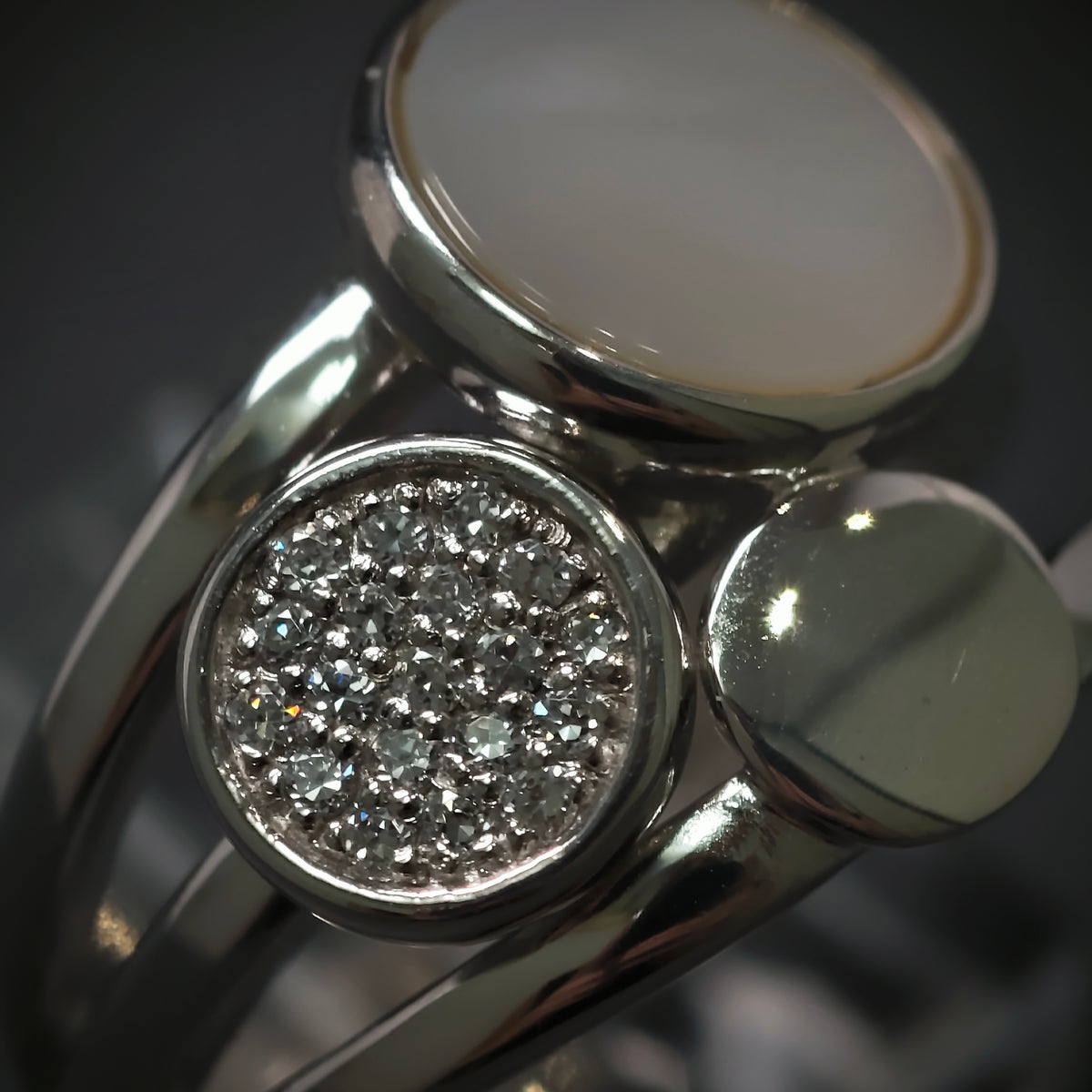 Ring 925/- Silber mit 1 Perlmuttplatte und 19 Zirkonias