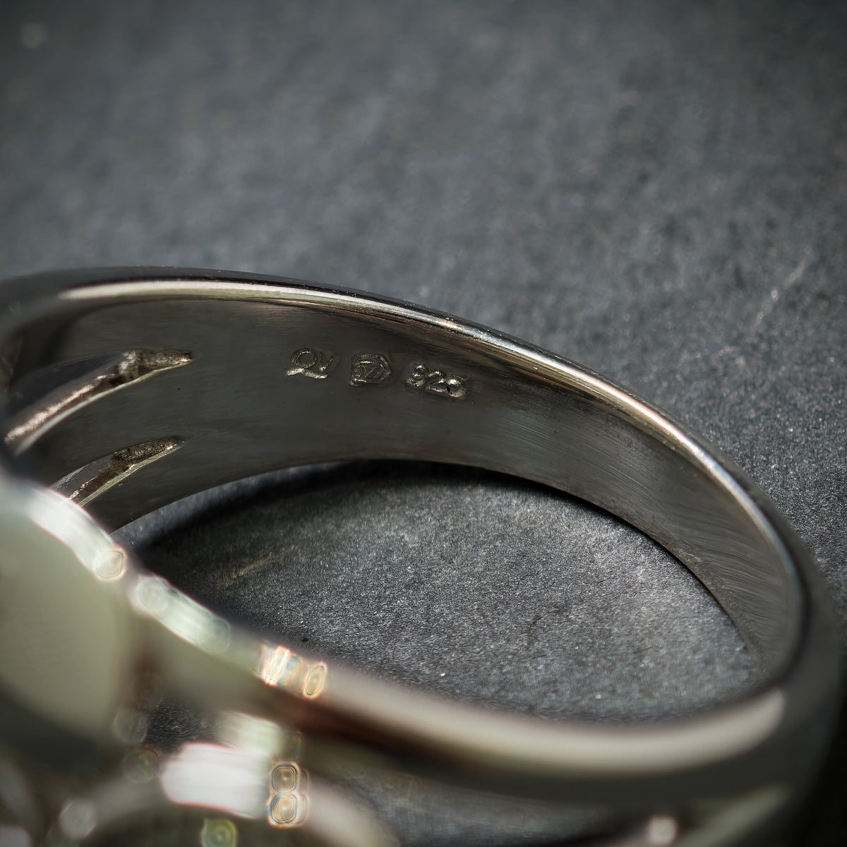 Ring 925/- Silber mit 1 Perlmuttplatte und 19 Zirkonias